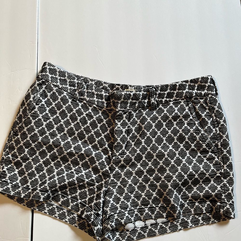 Khakis by Gap The City 3 inch short size 8 bl&wh